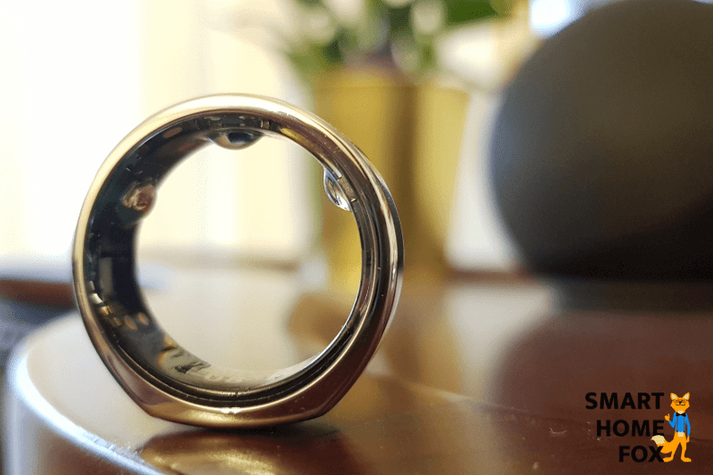 Man sieht den Oura Ring.